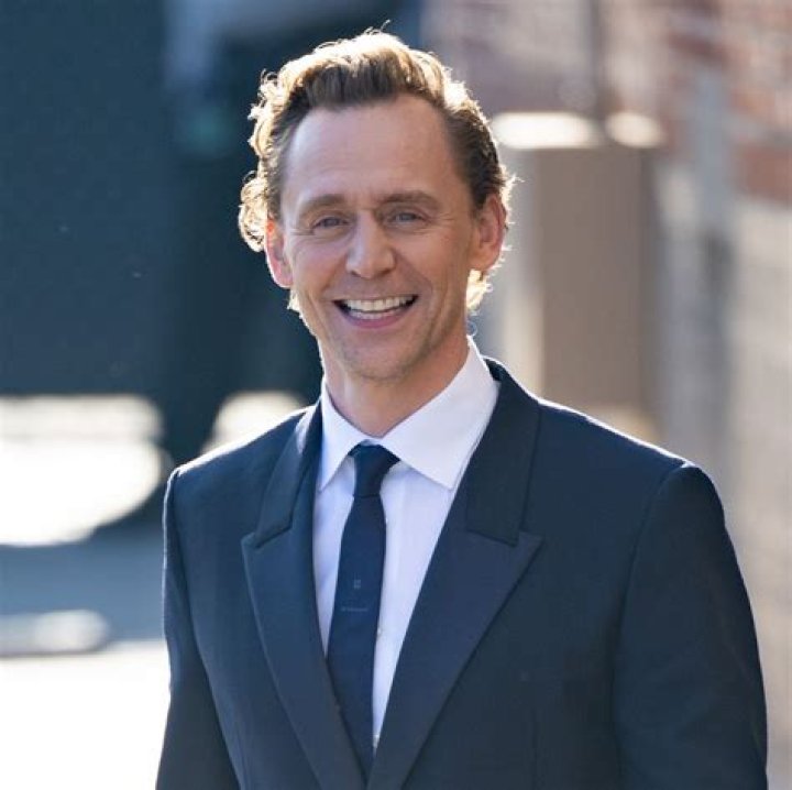 Tom Hiddleston (Actor) Wiki, Bio, Height, Weight, Net Worth, Salary, Girlfriend, Age, Career, Family, Facts